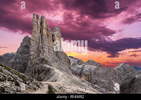 Coucher de soleil sur Torri di Catinaccio Rosengarten dans Strada de massif. Belle vue sur montagnes des Dolomites, Alto Adige, le Tyrol du Sud, Italie Banque D'Images