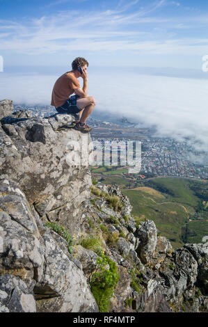 Mowbray Ridge sentier mène les randonneurs urbains de la merveille de Devil's Peak, partie de Table Mountain National Park, à Cape Town, Western Cape, Afrique du Sud Banque D'Images