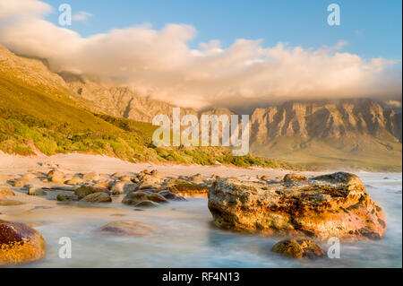 Kogel Bay est sur l'Océan Indien entre Gordon's Bay et Rooi Els et dispose de kilomètres de plage de sable non développé au milieu de montagnes et de fynbos Banque D'Images