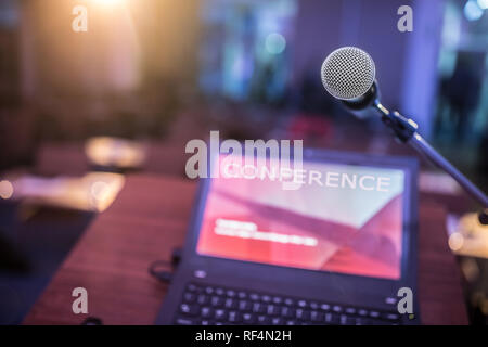 Microphone et d'un ordinateur portable à podium sur séminaire d'entreprise dans la salle de conférence. Banque D'Images