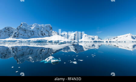 Billet par le navire de recherche. L'étude des changements climatiques et météorologiques en Antarctique. Neige et glaces d'îles de l'Antarctique. Banque D'Images