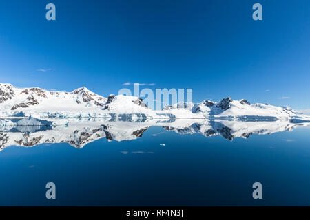 Billet par le navire de recherche. L'étude des changements climatiques et météorologiques en Antarctique. Neige et glaces d'îles de l'Antarctique. Banque D'Images