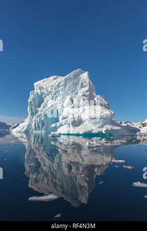 Billet par le navire de recherche. L'étude des changements climatiques et météorologiques en Antarctique. Neige et glaces d'îles de l'Antarctique. Banque D'Images