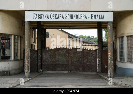 Cracovie, Pologne ; la porte principale de l'ancienne usine d'émail de Schindler. Banque D'Images