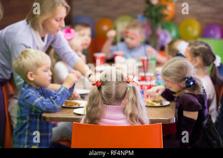 Biélorussie, Minsk, le 13 octobre 2018. Maison de vacances dans la ville. Pavillon des enfants.Children's party . Anniversaire enfant avec des invités à la table Banque D'Images