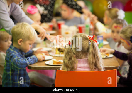 Biélorussie, Minsk, le 13 octobre 2018. Maison de vacances dans la ville. Pavillon des enfants.fête pour les enfants. Anniversaire enfant avec des invités à la table Banque D'Images