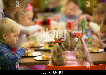 Biélorussie, Minsk, le 13 octobre 2018. Maison de vacances dans la ville. Pavillon des enfants.Children's party . Anniversaire enfant avec des invités à la table Banque D'Images