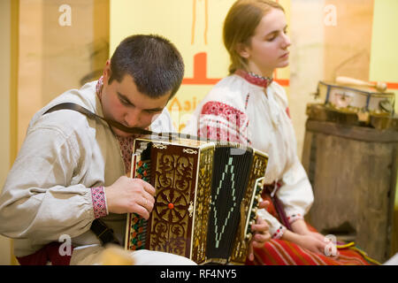 Reconstruction d'un ancien mariage ethnique.l'homme dans la broderie joue de l'harmonica Banque D'Images