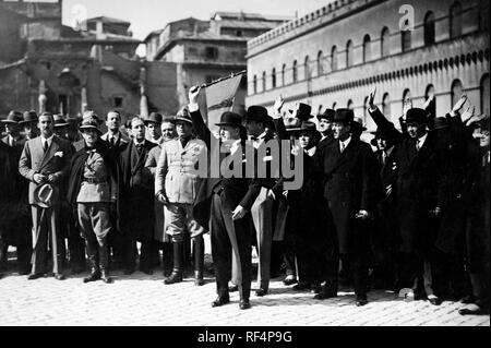 Benito Mussolini et les fascistes de la jeunesse, 1927 Banque D'Images