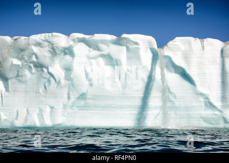 Bråsvellbreen, Svalbard - kayak au large du glacier de Bråsvellbreen sur l'île isolée et inhabitée de Nordaustlandet dans l'archipelipo de Svalbard dans le nord de la Norvège dans l'Extrême-Arctique. Banque D'Images