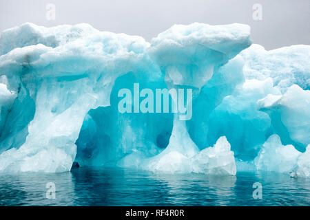 LONGYEARBYEN, Svalbard — les icebergs et les glaciers près de Longyearbyen, dans l'archipel arctique de Svalbard. Ces structures glacées époustouflantes incarnent non seulement la beauté sauvage de l'Arctique, mais servent également d'indicateurs cruciaux du changement climatique, de leurs changements et de leurs fondus révélant des informations clés sur les tendances du réchauffement climatique. Banque D'Images