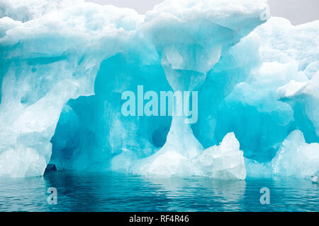 LONGYEARBYEN, Svalbard — les icebergs et les glaciers près de Longyearbyen, dans l'archipel arctique de Svalbard. Ces structures glacées époustouflantes incarnent non seulement la beauté sauvage de l'Arctique, mais servent également d'indicateurs cruciaux du changement climatique, de leurs changements et de leurs fondus révélant des informations clés sur les tendances du réchauffement climatique. Banque D'Images