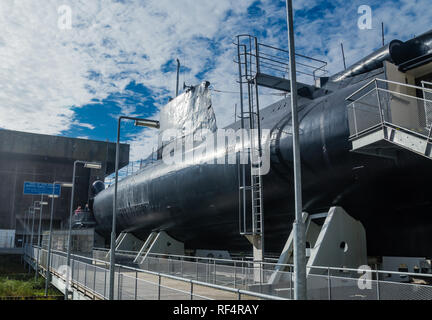 Vue d'un sous-marin exposé sur le rivage à la précédente guerre mondiale 2 base de sous-marins allemands de Lorient, Bretagne France Banque D'Images