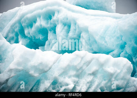 LONGYEARBYEN, Svalbard — les icebergs et les glaciers près de Longyearbyen, dans l'archipel arctique de Svalbard. Ces structures glacées époustouflantes incarnent non seulement la beauté sauvage de l'Arctique, mais servent également d'indicateurs cruciaux du changement climatique, de leurs changements et de leurs fondus révélant des informations clés sur les tendances du réchauffement climatique. Banque D'Images