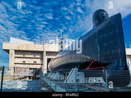 Vue d'un sous-marin exposé sur le rivage à la précédente guerre mondiale 2 base de sous-marins allemands de Lorient, Bretagne France Banque D'Images