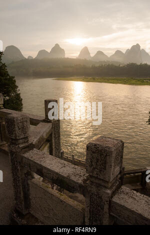 Lever du soleil sur la montagne karstique et la rivière Li en Chine Yangshuo Banque D'Images