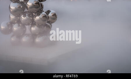 BILBAO, ESPAGNE - Juillet 08, 2018 : Sculpture 'Le Grand Arbre" composé de 80 billes en acier inoxydable avec des réflexions par Anish Kapoor en face de la Guggen Banque D'Images