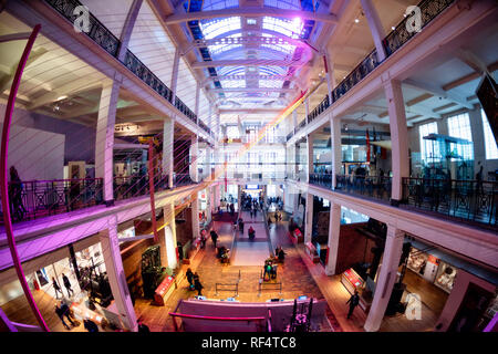 Musée des Sciences main Atrium Londres / LONDRES, Royaume-Uni — L'atrium principal du Musée des Sciences de South Kensington, l'un des plus grands musées de science et de technologie au monde. Fondé en 1857 dans le cadre du South Kensington Museum Complex, le Science Museum est devenu une institution indépendante en 1909. Le musée abrite plus de 300 000 objets couvrant des siècles d'innovation scientifique et technologique, des machines à vapeur historiques aux artefacts d'exploration spatiale. Ses vastes galeries couvrent divers domaines, y compris la médecine, l'informatique, les mathématiques et l'ingénierie. Le Musée des Sciences attra Banque D'Images