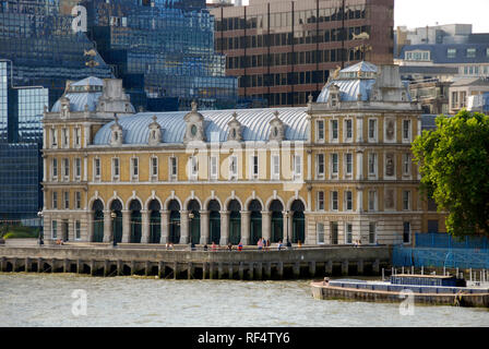 Old Billingsgate Fish Market building, Londres, Angleterre, entouré de moderne, à la façade de verre principalement les bâtiments. Banque D'Images