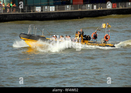 Les passagers bénéficiant d'une promenade en bateau d'expérience Rib Thames, Londres, Angleterre. Banque D'Images