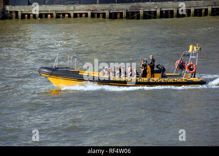 Les passagers bénéficiant d'une promenade en bateau d'expérience Rib Thames, Londres, Angleterre. Banque D'Images