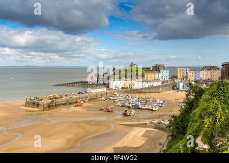 TENBY, Pembrokeshire, Pays de Galles - AOÛT 2018 : Le port de Tenby, West Wales à marée basse. Banque D'Images