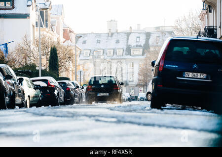 Strasbourg, France - Dec 18, 2018 : avec téléobjectif du Français Rue Daniel Hirtz rue avec des bâtiments haussmanniens et vue arrière de voiture sur la route enneigée Banque D'Images