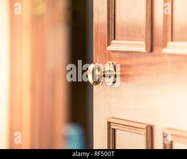 L'achat de maison neuve, la vente de votre maison, invitant les gens à votre maison, bouton de porte, poignée de porte, légèrement ouvert la porte en bois dans la région de old fashioned vintage st Banque D'Images