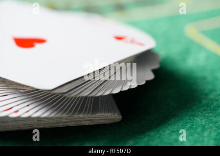 Focus sélectif des cartes dans la plate-forme sur la table de poker vert Banque D'Images