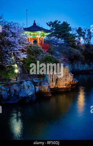 Scenic Yongyeon étang avec Yongyeon Pavilion illuminé la nuit, îles Jeju, Corée du Sud Banque D'Images