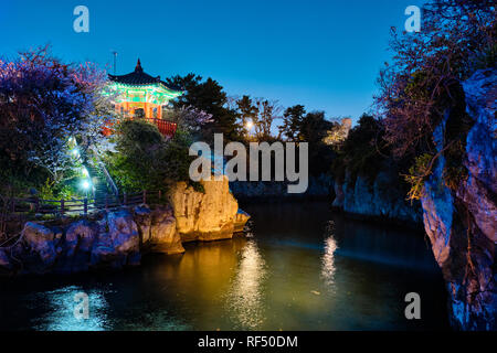 Scenic Yongyeon étang avec Yongyeon Pavilion illuminé la nuit, îles Jeju, Corée du Sud Banque D'Images