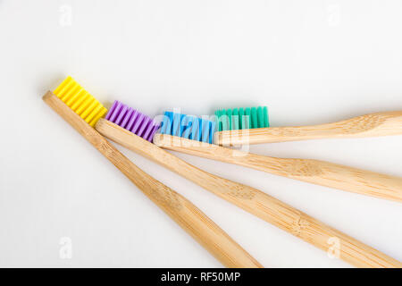 La guerre sur le plastique a commencé et des brosses à dents en bambou sont l'un de ces produits augmentent dans la popularité pour c'est eco friendly l'innovation pour un produit d'usage courant Banque D'Images