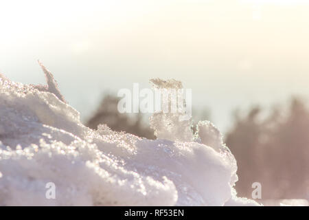 Magnifique cadre des snowy hill au printemps les rayons du soleil avec l'accent variable et petit GRIP Banque D'Images