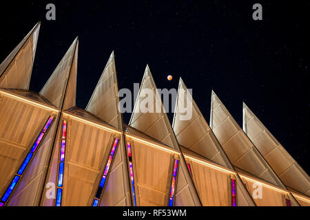 U.S. Air Force Academy - le loup Super Lune de sang le 20 janvier 2019 entre les pans les tours de la chapelle des cadets. (U.S. Air Force photo/Trevor Cokley) Banque D'Images