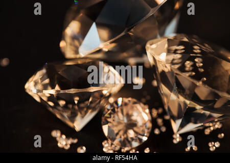 Close up de diamants d'or pur isolated on black Banque D'Images