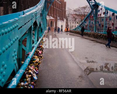 Pont ou pont Tumski amoureux avec amour des verrous sur elle en hiver et de la neige légère Banque D'Images