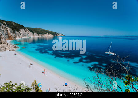 Vue à couper le souffle de la célèbre plage de Fteri, Kefalonia, Grèce îles Ioniennes. Maison de vacances d'aventure de l'été romantique Voyage de luxe concept à la banane. Doit voir lieu Banque D'Images