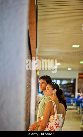 Beau jeune couple à la fenêtre comme ils sceptiques restaurant dans un centre commercial. Banque D'Images