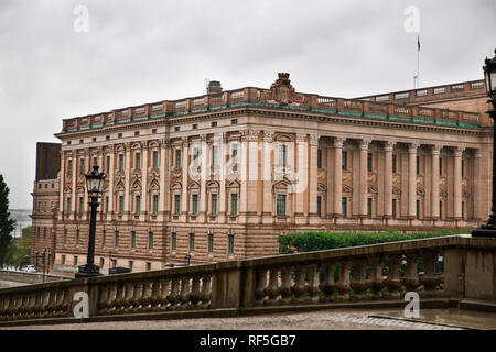 Vue depuis le Palais Royal à l'édifice du Parlement (Riksdag) à Stockholm, Suède, jour de pluie. Banque D'Images