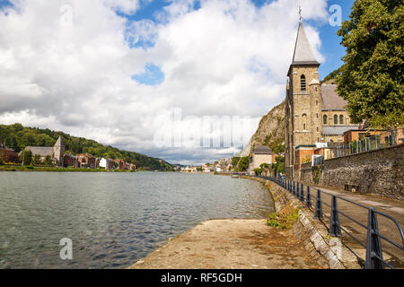 Maisons et églises à Dinant, vue à partir de la Meuse en Belgique. Banque D'Images