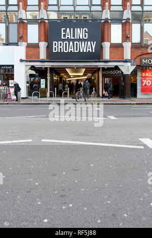 La façade extérieure et l'entrée d'Ealing Broadway shopping centre, le Broadway, London, W5, UK Banque D'Images