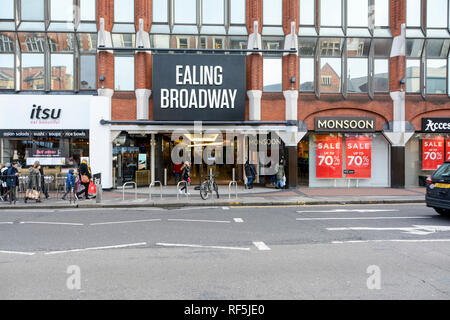 La façade extérieure et l'entrée d'Ealing Broadway shopping centre, le Broadway, London, W5, UK Banque D'Images