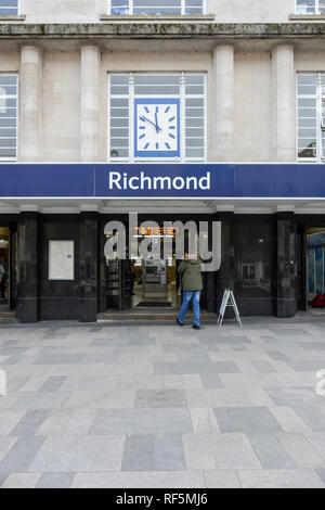 La façade extérieure de la gare de Richmond, le Quadrant, Richmond, London, TW9, UK Banque D'Images