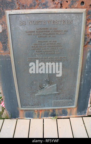 Une plaque marquant le naufrage du SS Le Nord-Ouest, un navire de la marine américaine qui a été bombardée pendant la Seconde Guerre mondiale dans la région de Dutch Harbor, Unalaska, Alaska, United States. Banque D'Images