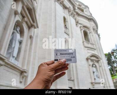 Vatican - Oct 16, 2018. La main de l'homme détenteur de billet de Cupola di San Pietro (Saint Peters Dome), Cité du Vatican. Banque D'Images