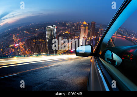 Voiture roulant rendez throuth la ville . Banque D'Images