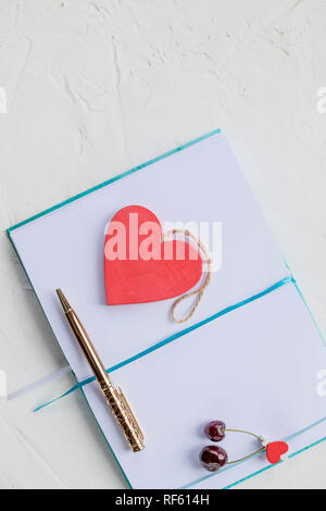 Valentine day still life with pen,coeur et décorations.Portable avec coeur isolé sur blanc.journal vide avec un coeur d'écrire. Concept pour la Saint Valentin ou fête la Journée de la femme. ou pour la planification et concept de rêve Banque D'Images