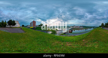 Vue panoramique à 360° de Minsk, Belarus - Août 6, 2014 : 360 panorama avec vue sur le pont et rivière et soir ville ancienne. 360 par 180 degrés vue panoramique transparente