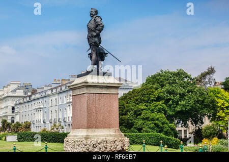 Statue de Sir Francis Drake par Joseph Boehm, mis sur Plymouth Hoe en 1884. Banque D'Images