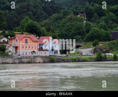 La campagne le long du Danube en Autriche comme vu de la piste cyclable du Danube. Banque D'Images